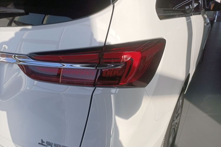 别克GL8 2023款 陆上公务舱 652T 豪华型车身外观9