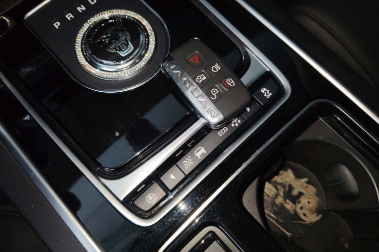 捷豹XEL 2018款 2.0T 200PS 精英版中控内饰11