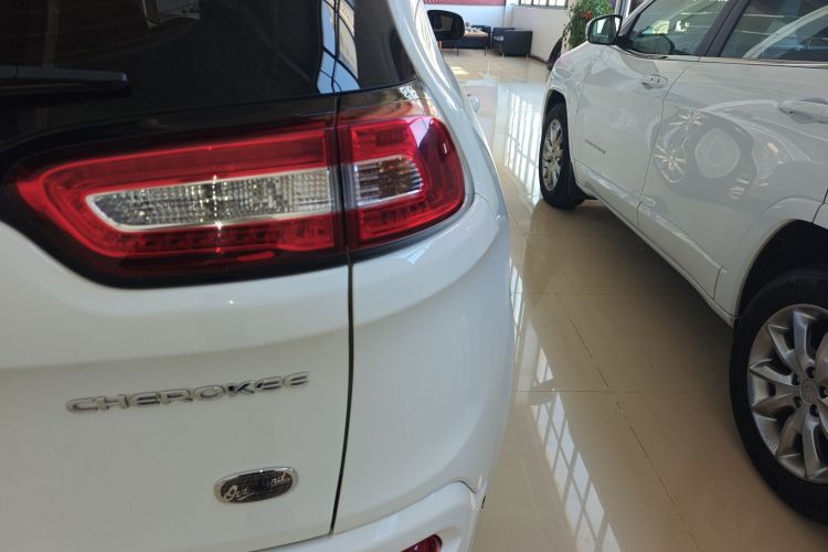 Jeep 自由光 2017款 2.4L 专业智能版车身外观9