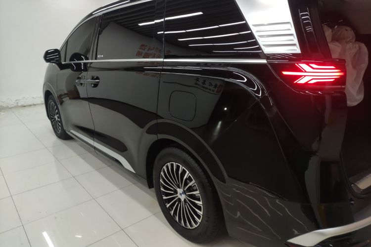 腾势D9 2024款 DM-i 980 四驱尊贵型车身外观4