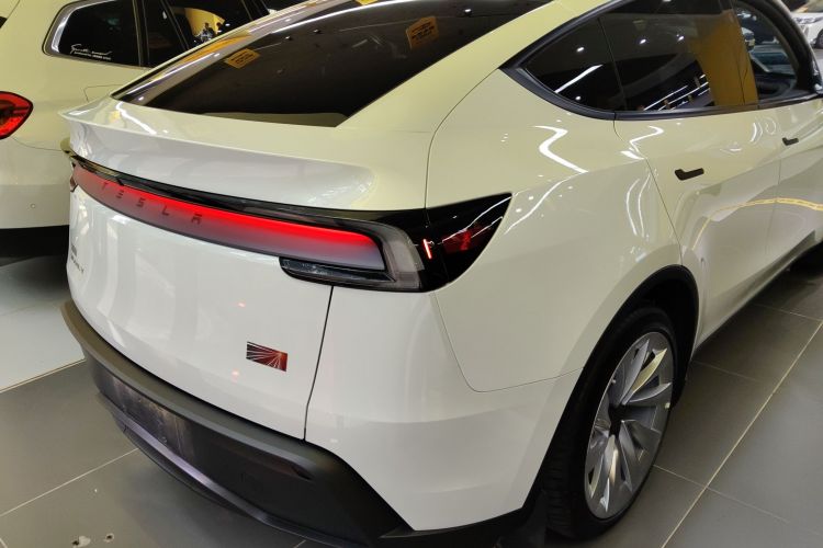 特斯拉 Model Y 2025款 后轮驱动 首发版车身外观6