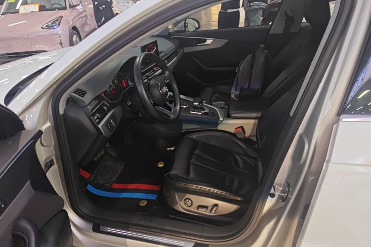 奥迪A4L 2018款 30周年年型 40 TFSI 进取型中控内饰20
