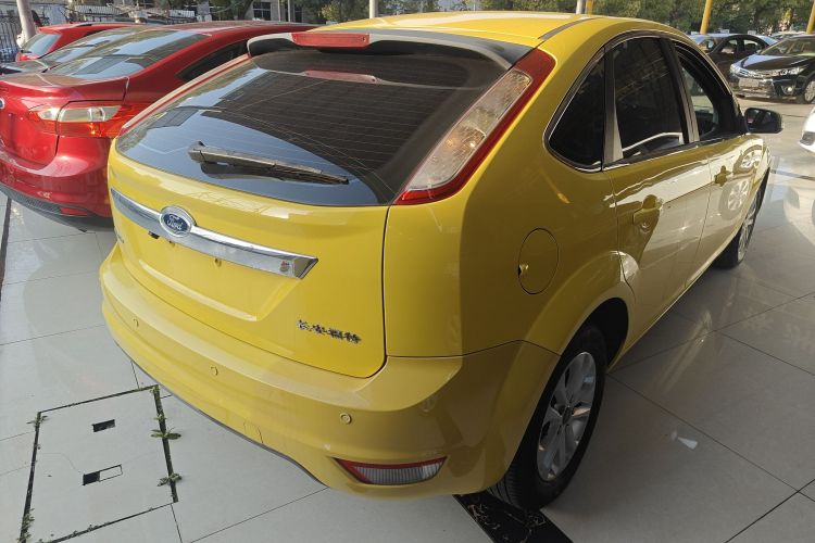 福特 福克斯 2013款 两厢经典 1.8L 自动基本型车身外观7