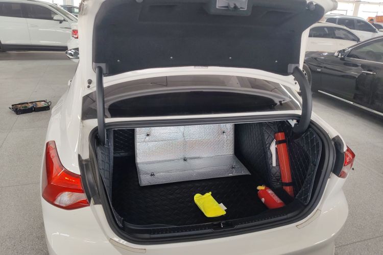 福特 福克斯 2020款 三厢 EcoBoost 180 自动锋潮型机舱底盘23