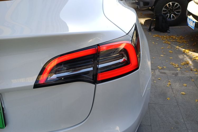 特斯拉 Model 3 2022款 Performance高性能全轮驱动版车身外观9