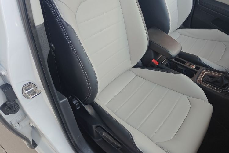 大众 高尔夫 2017款 230TSI 自动豪华百万辆纪念版局部细节41