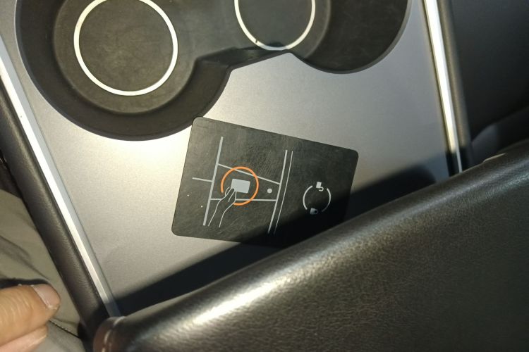 特斯拉 Model Y 2022款 后轮驱动版中控内饰11