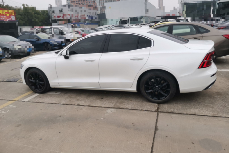 沃尔沃S60 2021款 T4 智逸豪华版车身外观4