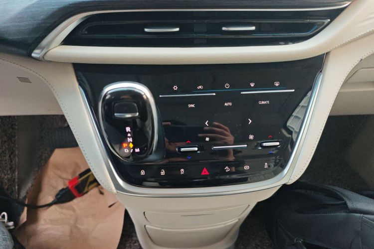 别克GL8 2020款 Avenir艾维亚 七座亲礼版中控内饰18