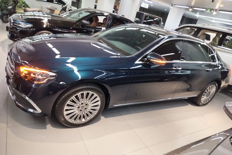 奔驰E级 2022款 改款 E 300 L 豪华型车身外观4