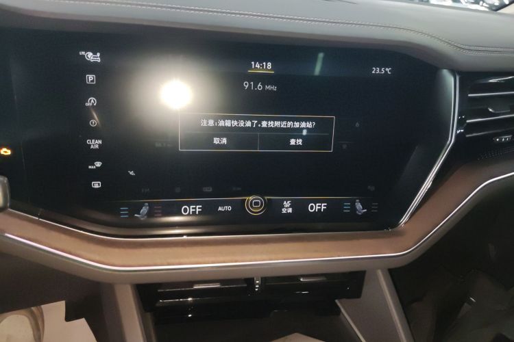 大众 途锐 2022款 3.0TSI 锐享版 曜黑运动套装中控内饰16