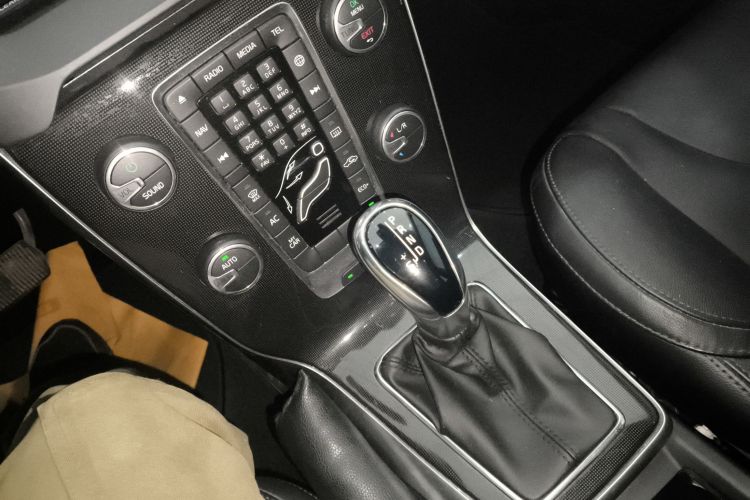 沃尔沃V40 2019款 T3 智逸版中控内饰18