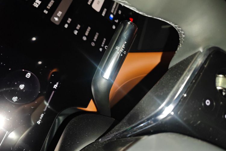 鸿蒙智行 问界M8 2025款 增程 Max+版 53.4kWh 6座版中控内饰18