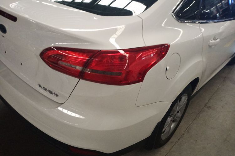 福特 福克斯 2018款 三厢经典 1.6L 自动舒适型智行版车身外观9