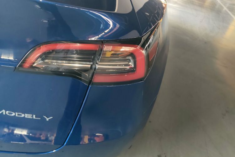 特斯拉 Model Y 2021款 长续航全轮驱动版车身外观9