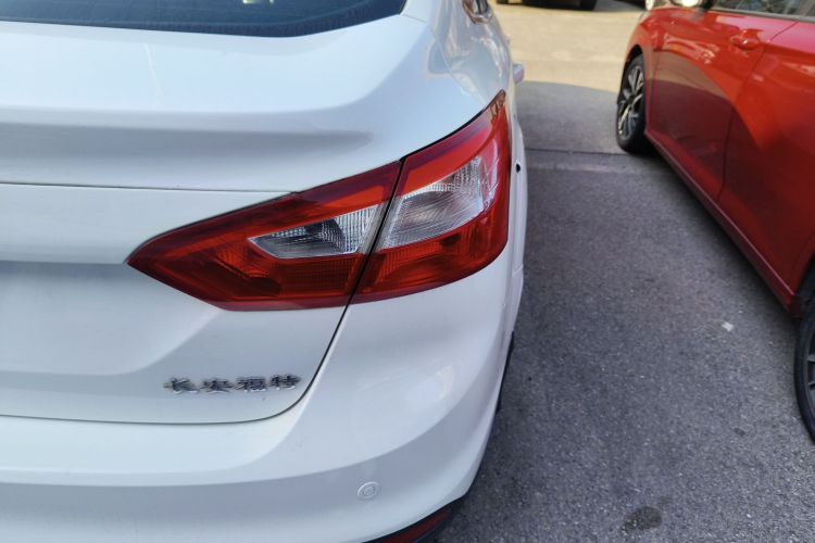 福特 福克斯 2012款 三厢 1.6L 自动风尚型车身外观9