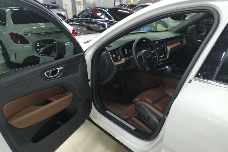 沃尔沃XC60新能源 2025款 插电式混动 长续航四驱智远豪华版中控内饰7003