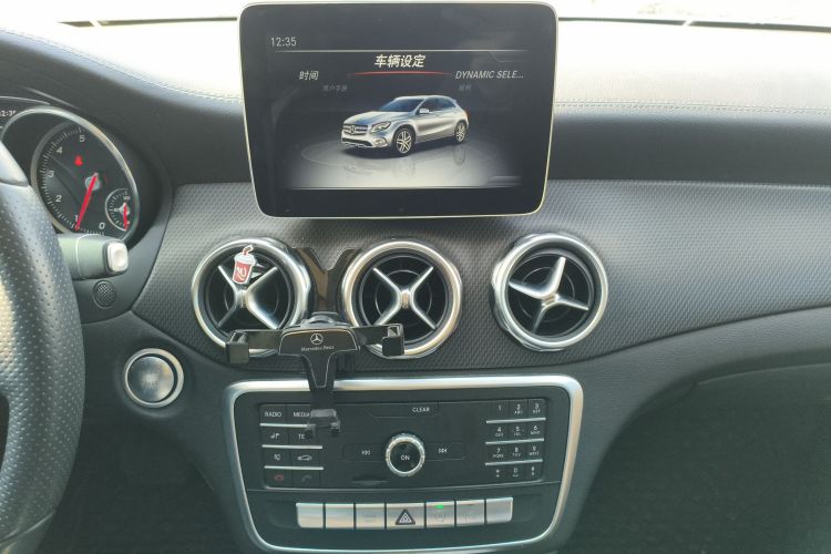 奔驰GLA 2018款 GLA 200 时尚型中控内饰16