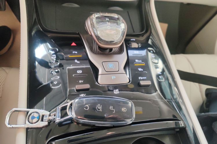 腾势D9 2022款 DM-i 1040 尊贵型中控内饰18