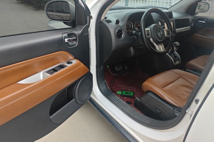 Jeep 指南者(进口) 2014款 改款 2.4L 四驱豪华导航版中控内饰20