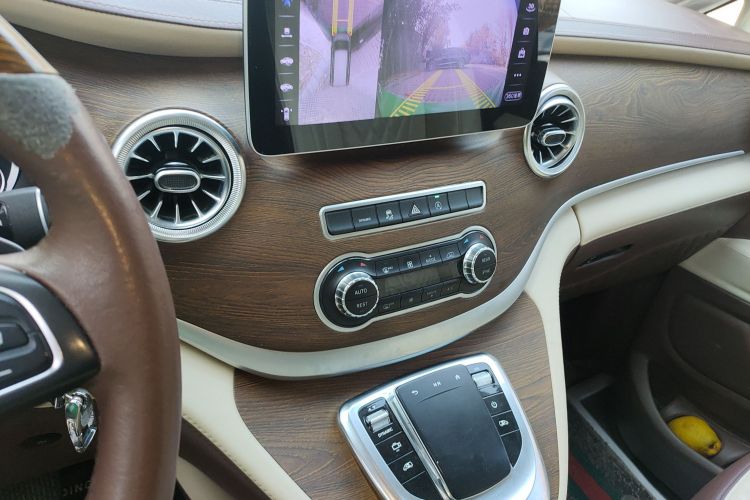 奔驰 威霆 2021款 2.0T 商务版 7座中控内饰16