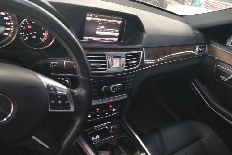 奔驰E级 2015款 E 200 L中控内饰16