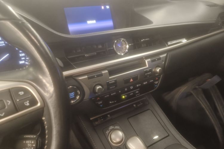 雷克萨斯ES 2017款 200 30周年纪念版中控内饰16