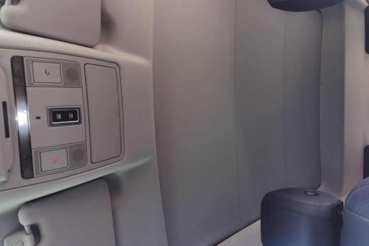 路虎 发现神行 2018款 240PS SE版中控内饰22