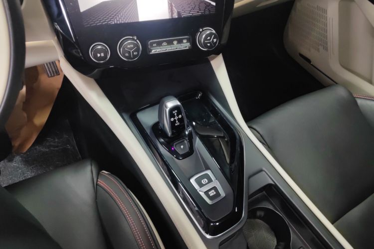 领克02 2019款 1.5T DCT两驱耀Pro版 国VI中控内饰18