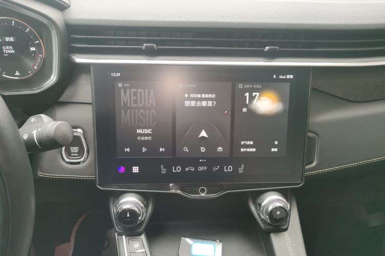 领克05 2020款 2.0TD 两驱耀Halo中控内饰16