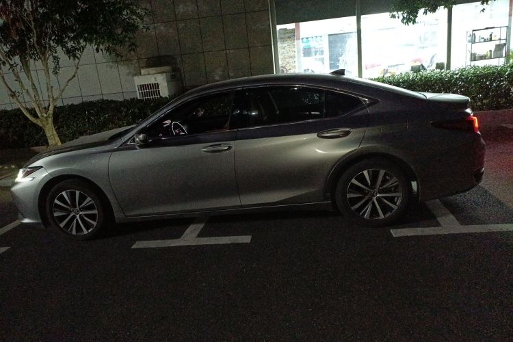 雷克萨斯ES 2020款 200 卓越版车身外观4