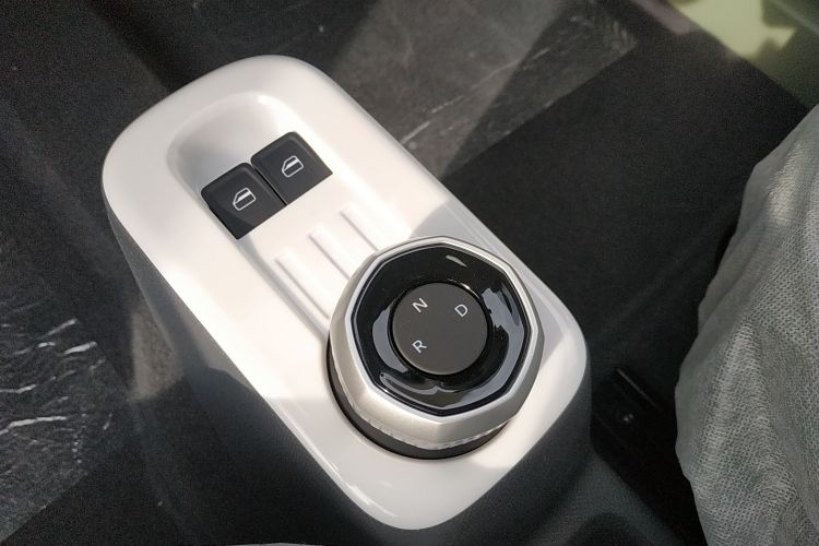 吉利银河 2025款 210km 熊猫骑士中控内饰18