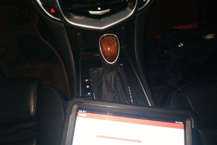 凯迪拉克SRX 2014款 3.0L 豪华型中控内饰18