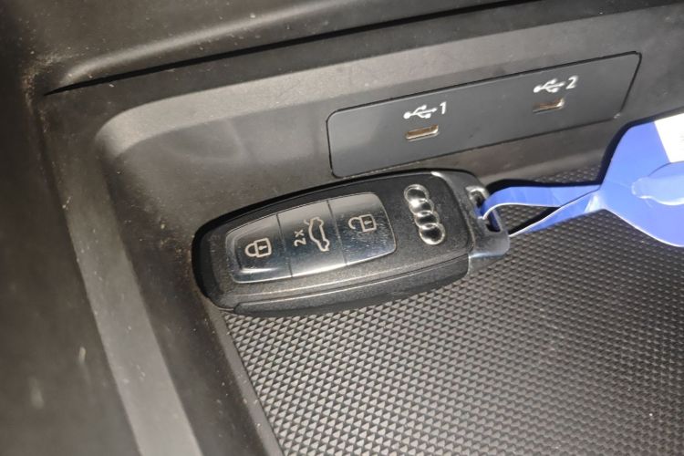 奥迪A3 2023款 改款 A3L Limousine 35 TFSI 时尚运动型中控内饰7001