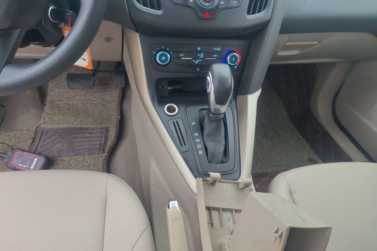 福特 福克斯 2015款 三厢 1.6L 自动舒适型中控内饰18