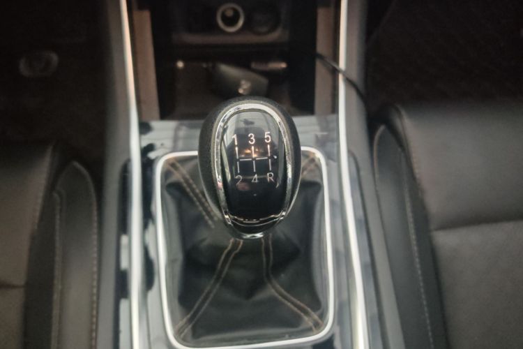 长安 逸动 2019款 高能版 1.6L GDI 手动先锋型 国VI中控内饰18