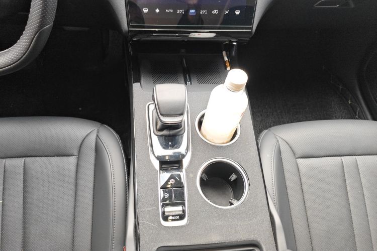 红旗HS3 PHEV 2024款 PHEV 115km 劲为版中控内饰18