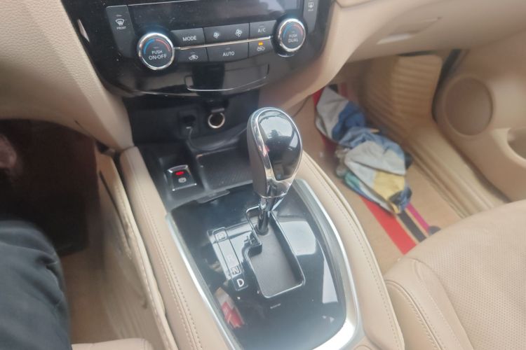 日产 奇骏 2019款 2.0L CVT智联舒适版 2WD局部细节18