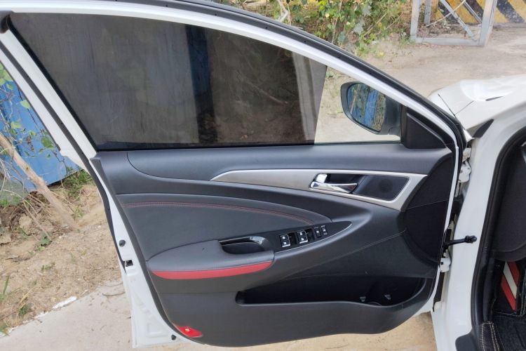 长安 逸动 2016款 XT 1.6L 手动俊酷型中控内饰47