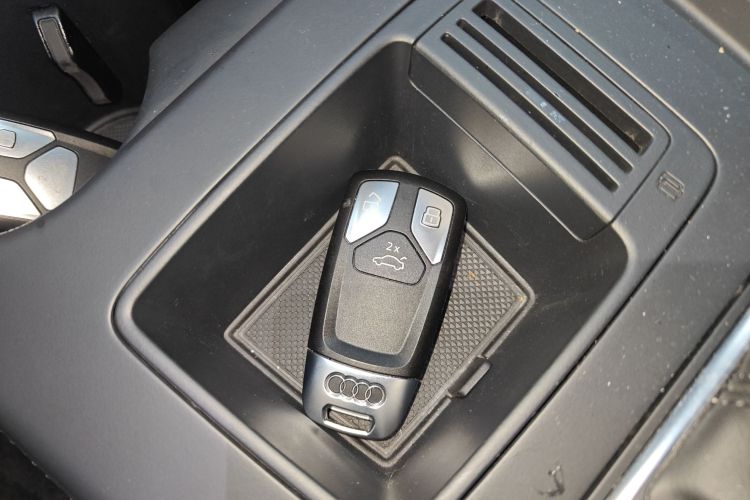 奥迪A4L 2022款 40 TFSI 豪华动感型中控内饰7001