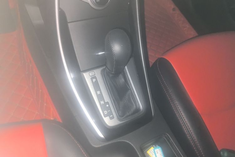 现代 朗动 2016款 1.6L 自动尊贵型中控内饰18