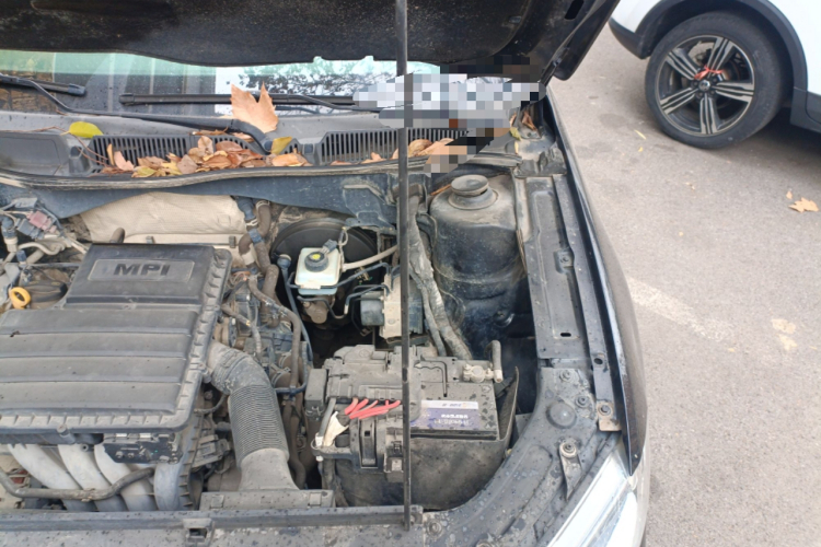 大众 朗逸 2013款 1.6L 手动风尚版机舱底盘26