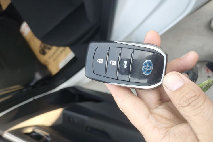 丰田 卡罗拉双擎E+ 2019款 1.8L E-CVT领先版中控内饰7001