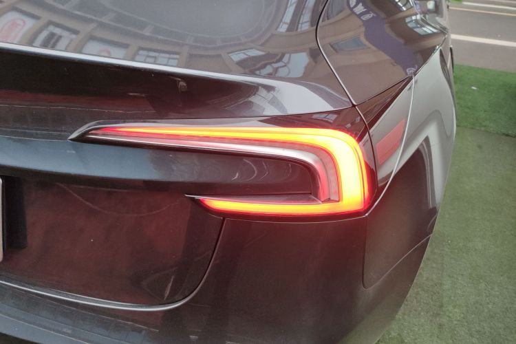 特斯拉 Model 3 2023款 后轮驱动版车身外观9