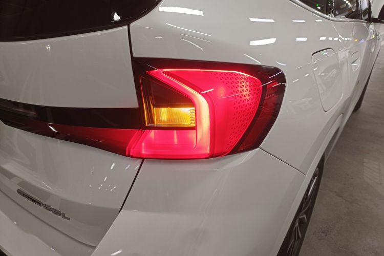 宝马iX1 2023款 eDrive25L M运动套装车身外观9