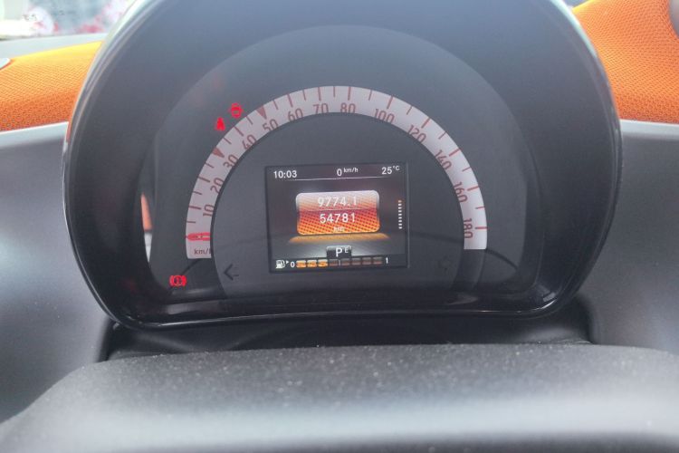 smart fortwo 2015款 1.0L 52千瓦硬顶激情版中控内饰15