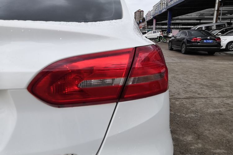 福特 福克斯 2018款 三厢经典 EcoBoost 180 自动精英型车身外观6006