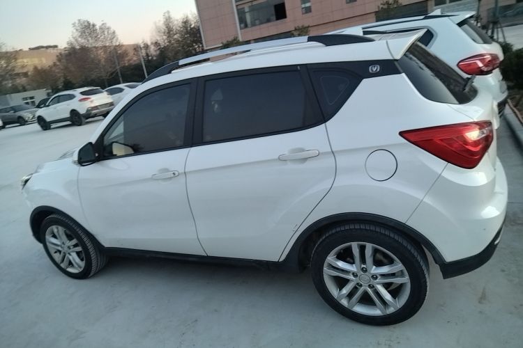 长安CS35 2017款 1.6L 手动豪华型车身外观4