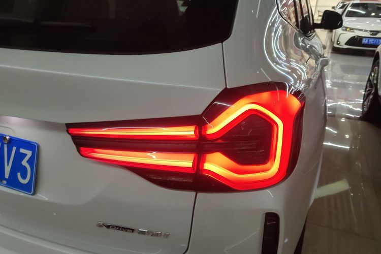 宝马X3 2022款 改款 xDrive30i 尊享型 M曜夜套装车身外观9