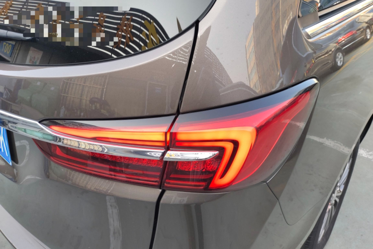 别克GL8 2023款 改款 陆上公务舱 豪华型车身外观9